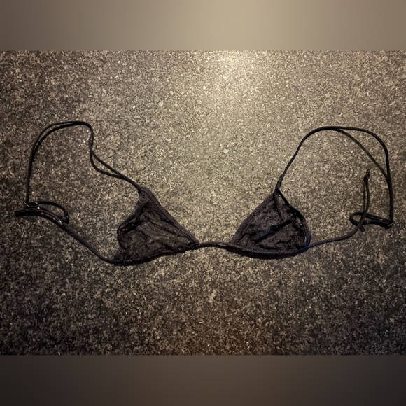 ULTRA FINE LACE MICRO
TRIANGLE BRALETTE | ONYX × 1
ONYX / S - Picture 7 of 9